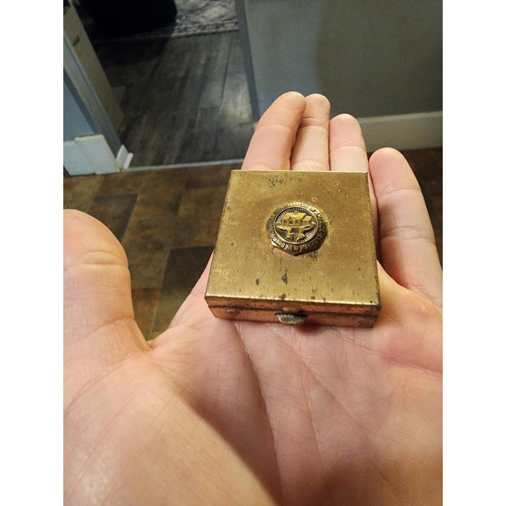 Vintage Future Homemakers Of America Gold Powderette‎ Small Powder Compact RARE